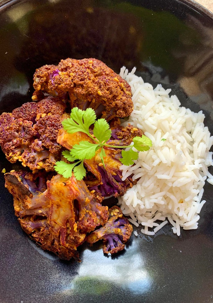 Una foto de Coliflor morada tandoori
