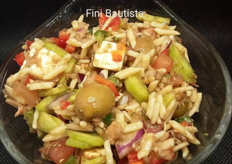 Ensalada griega con pasta orzo fresca
