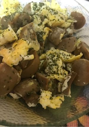 Una foto de Champiñones con huevos y ensalada verde