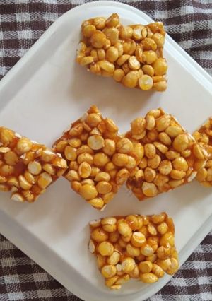 દાળિયા ચીકી (Daliya Chiki Recipe In Gujarati) રેસીપી મુખ્ય ફોટો