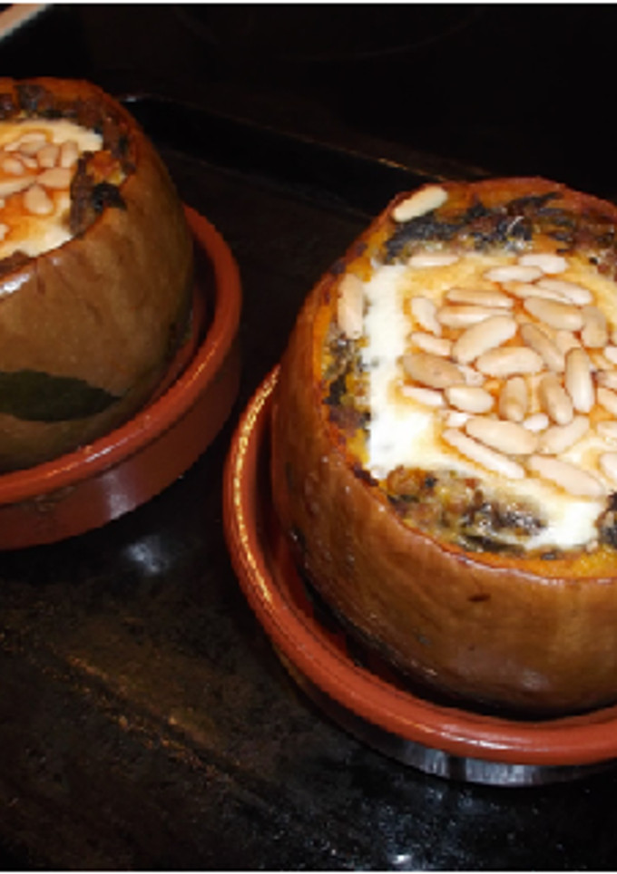 Una foto de Calabaza rellena con acelgas y carne picada