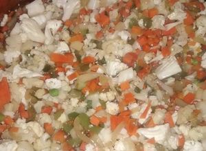 Una foto de Pollo con col y vegetales