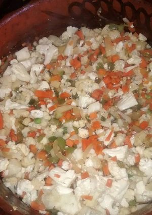 Una foto de Pollo con col y vegetales
