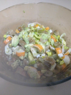 Una foto de Ensalada de aguacate y surimi