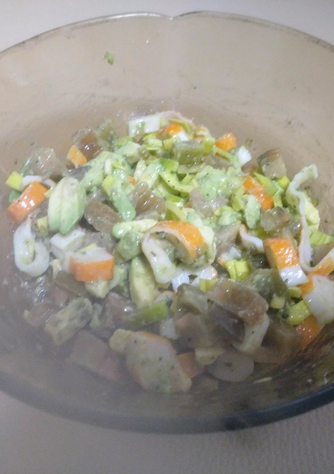 Una foto de Ensalada de aguacate y surimi