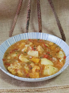 Una foto de Patatas guisadas con verduras y canela