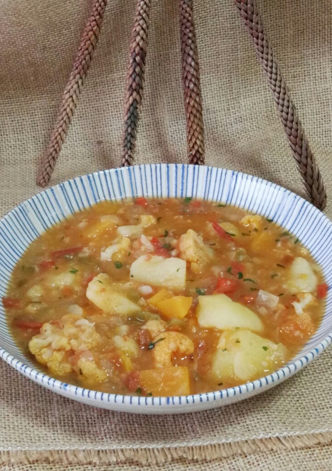 Una foto de Patatas guisadas con verduras y canela