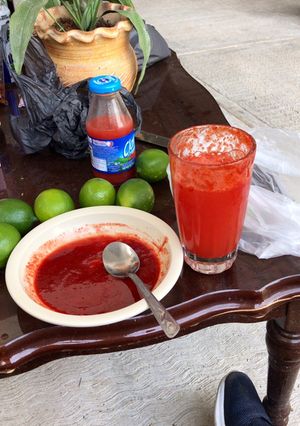 Una foto de Michelada con Clamato