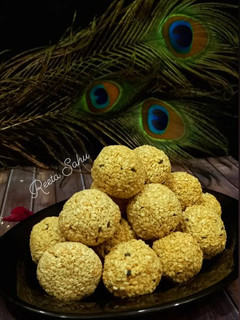 तिल गुड़ के लाडू (til gur ke ladoo recipe in Hindi) रेसिपी मुख्य फोटो