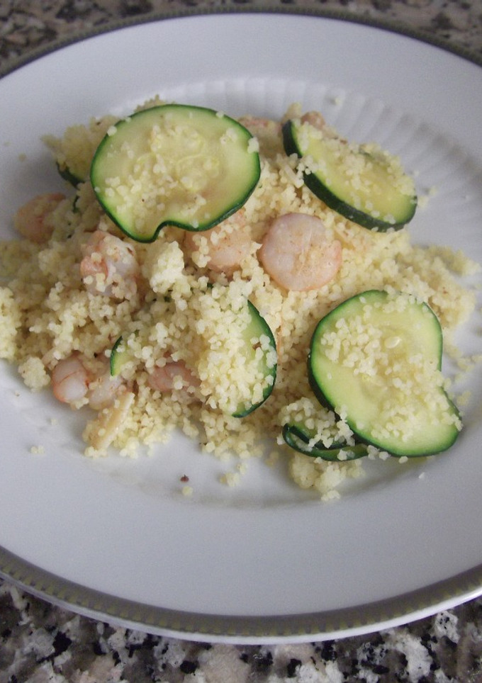 Una foto de Cuscús con calabacín y gambas