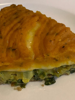 Una foto de TARTA de KALE, CEBOLLA, CALABAZA. Y MUZARELLA (sin gluten) muy nutritivo