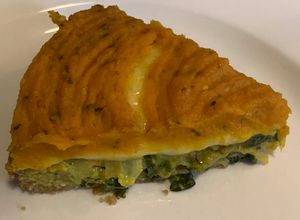 Una foto de TARTA de KALE, CEBOLLA, CALABAZA. Y MUZARELLA (sin gluten) muy nutritivo