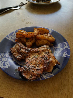 Una foto de Chuleta de cerdo con patatas gajo. Dieta