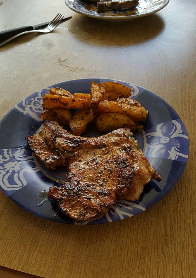 Una foto de Chuleta de cerdo con patatas gajo. Dieta