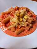 Crema de Leche con Salsa de Morrón y Penne Rigatte