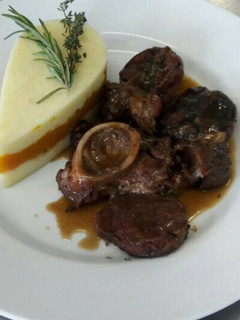 Una foto de Osobuco con salsa demiglace y puré mixto