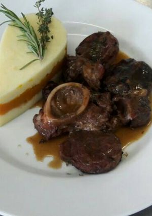 Una foto de Osobuco con salsa demiglace y puré mixto