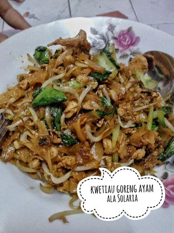 Langkah Gampang Membikin Resep Kwetiau goreng ayam ala Solaria yang Lezat Anti Ribet, Lezat