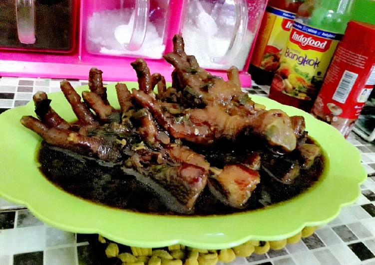 Resep Ceker ayam hitam manis pedas yang Bisa Manjain Lidah