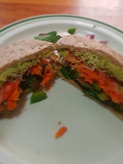 Una foto de Sándwich vegano multicolor