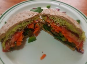 Una foto de Sándwich vegano multicolor