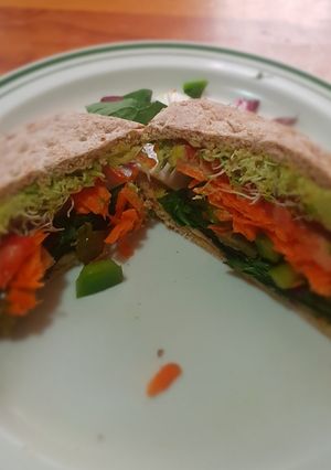 Una foto de Sándwich vegano multicolor