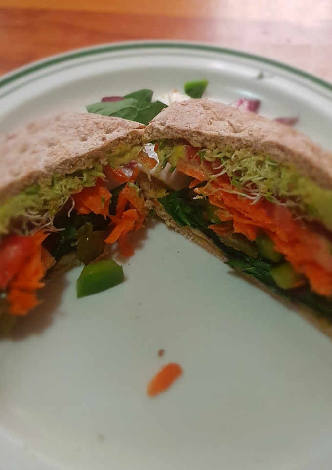 Una foto de Sándwich vegano multicolor