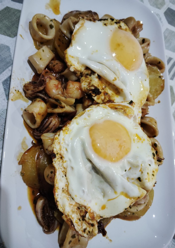 Una foto de Calamares y gambas al ajillo con huevo