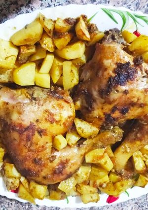 Une photo de Cuisses de poulet et pomme de terre grillées au four