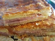 Una foto de pastel de hojaldre salado