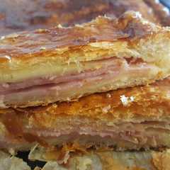 Una foto de Pastel de hojaldre de jamón y queso fácil