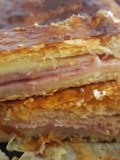 Una foto de Pastel de hojaldre de jamón y queso fácil