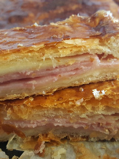 Una foto de Pastel de hojaldre de jamón y queso fácil