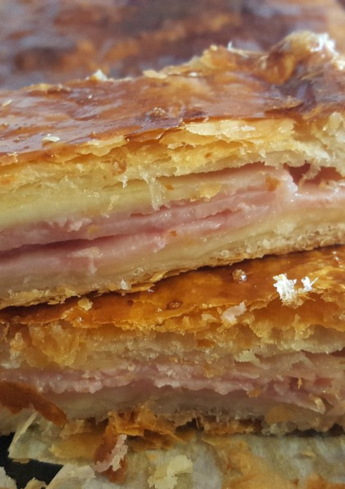 Una foto de Pastel de hojaldre de jamón y queso fácil