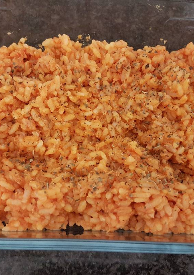 Una foto de Arroz con atún y tomate frito
