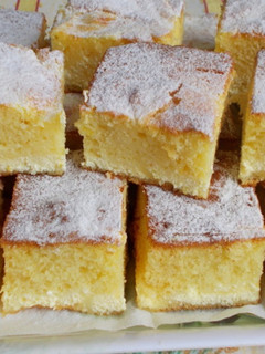 Gyors, túrós kevert süti recept fotója