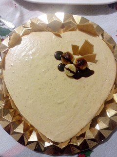 Una foto de Semifrío de turrón blando con forma de corazón y crocanti de caramelo❤