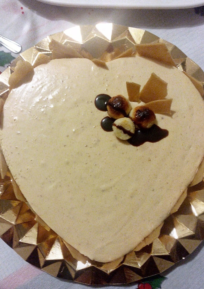 Una foto de Semifrío de turrón blando con forma de corazón y crocanti de caramelo❤