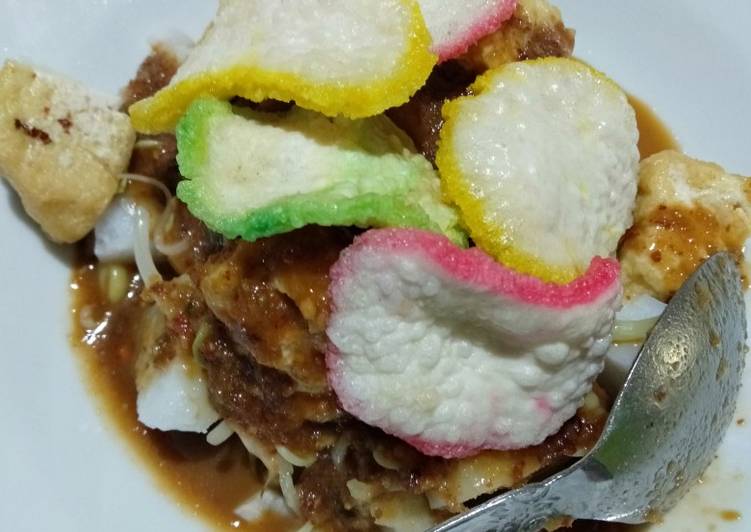 15. Tahu lontong kuah kacang Endes