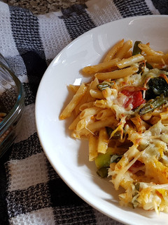 Una foto de Pasta con Salteado de Verduras y Hamburguesa