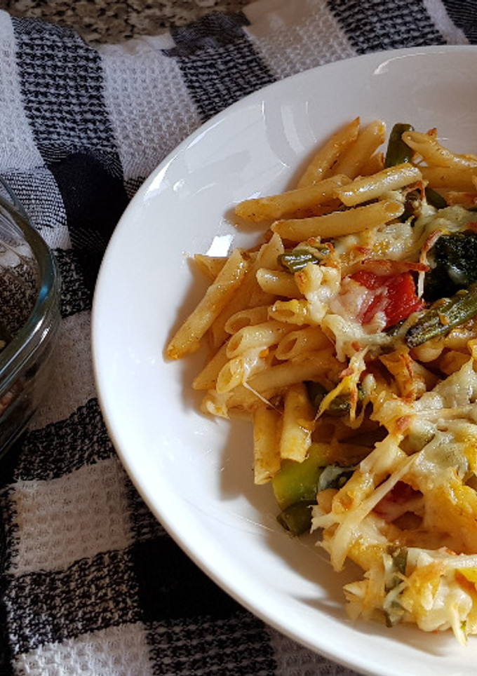 Una foto de Pasta con Salteado de Verduras y Hamburguesa