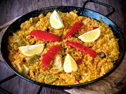 Una foto de paella campero