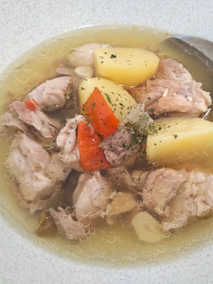 Una foto de Guiso de muslo de pollo deshuesado express