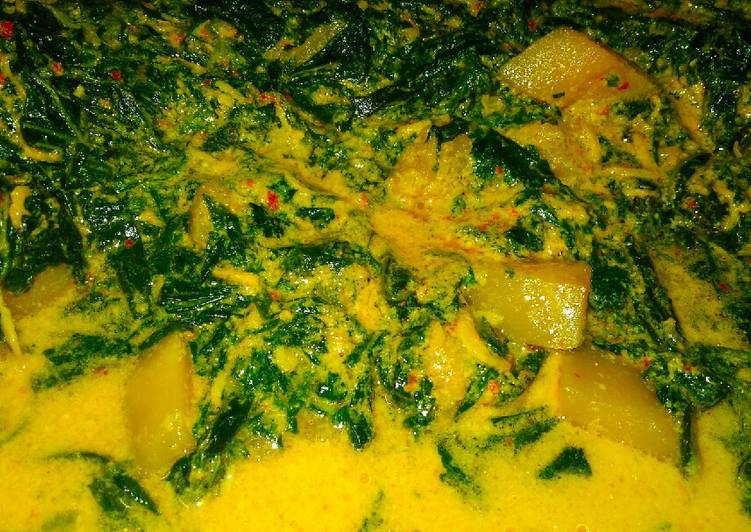 Proses Menyiapkan Gulai Daun Singkong Labu Kuning, Menggugah Selera