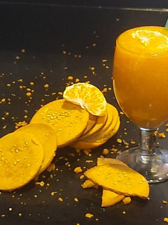ફ્રેશ ઓરેન્જ જ્યુસ અને ઓરેન્જ કુકીઝ (Fresh Orange Juice & Orange Cookies Recipe In Gujarati) રેસીપી મુખ્ય ફોટો