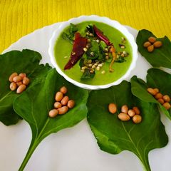 A picture of Peanut and palak chutney.