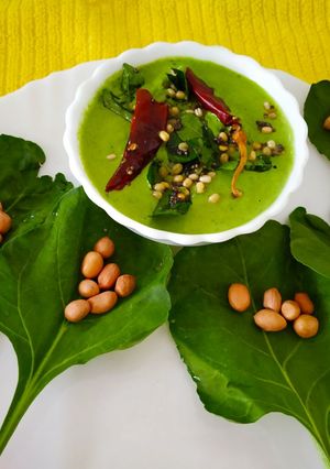 A picture of Peanut and palak chutney.