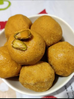 बेसन के लड्डू(Besan ke ladoo recipe in hindi) रेसिपी मुख्य फोटो