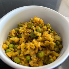 A picture of Cauliflower green peas veg.