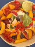 Salade de fruits et sa quenelle de fromage blanc glacé